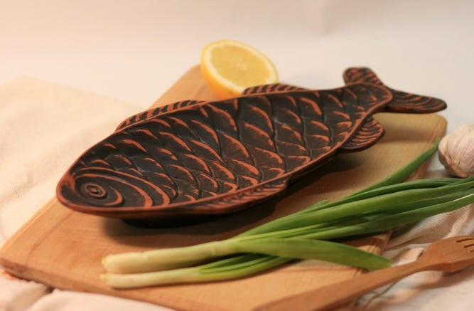 Prato de servir de barro em formato de peixe